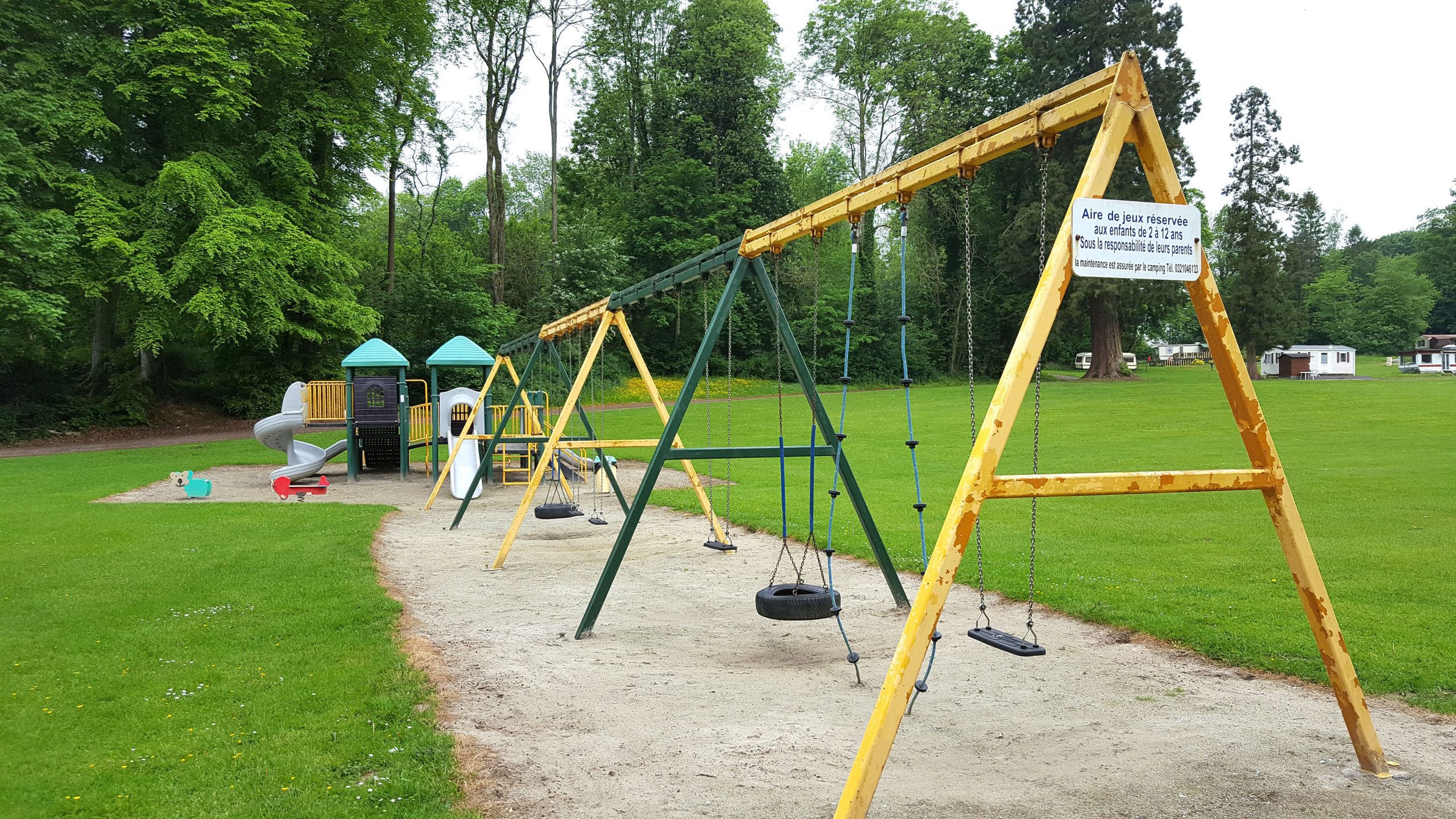 Pour les enfants : Une aire de jeux est installée au centre du parc afin que vous puissiez avoir un œil sur eux en permanence. Toboggans, balançoires, ping-pong